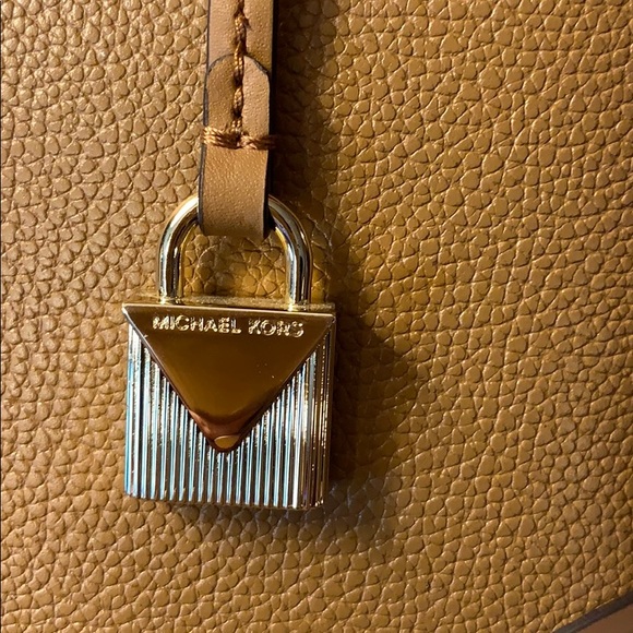 💝Michael Kors Mercer bag. NWT💝 - Picture 3 of 7